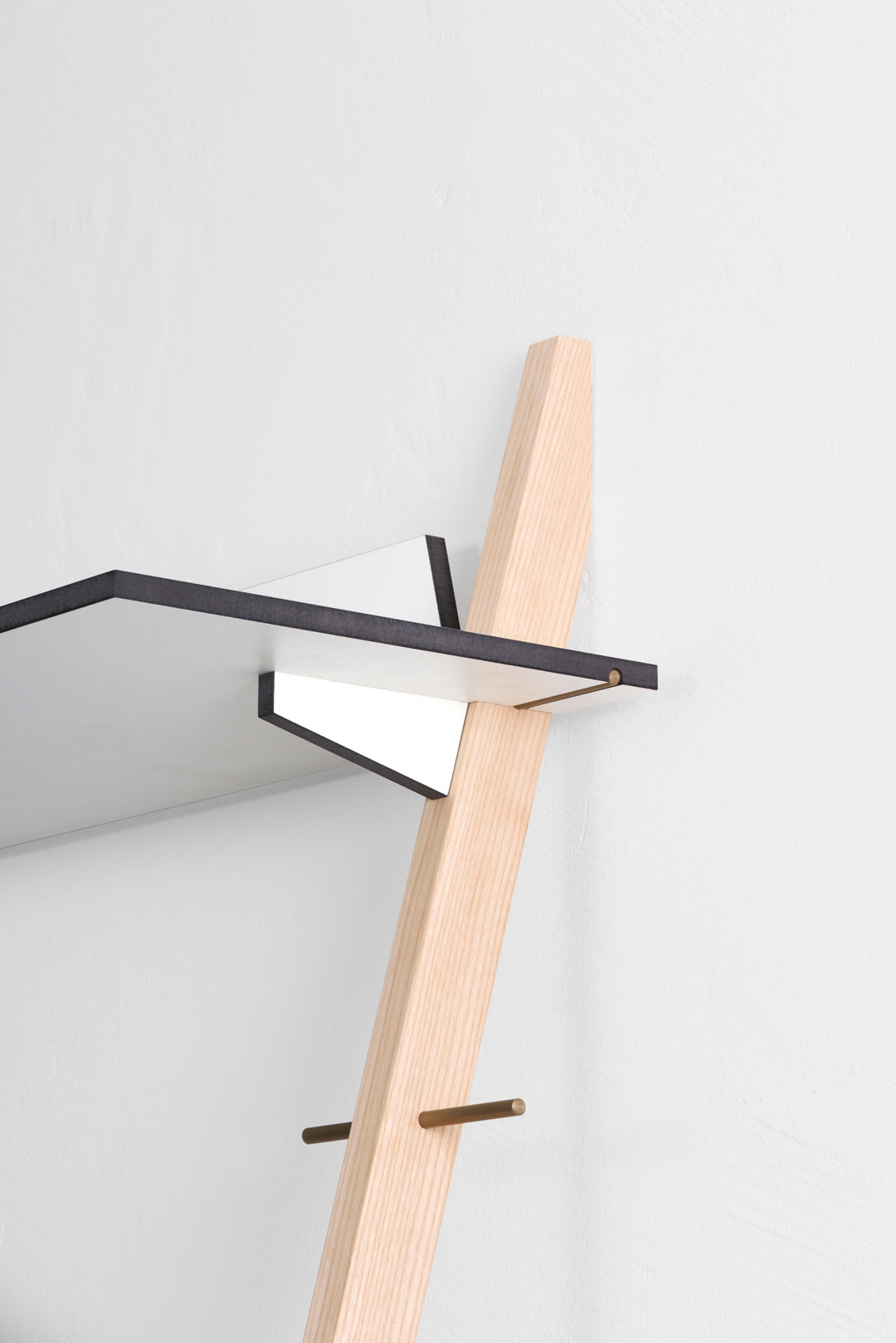asztal_lean-on-desk-pamu-3