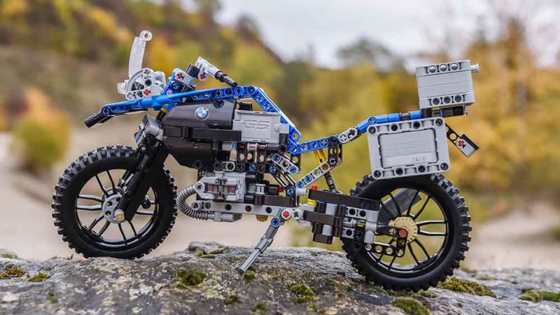A LEGO® Technic BMW R 1200 GS Adventure motorjával januárban indul a motorosszezon